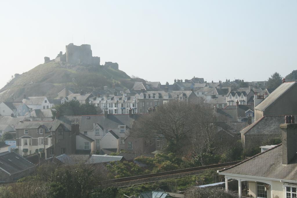 Min Y Gaer Guest House Criccieth Exterior photo