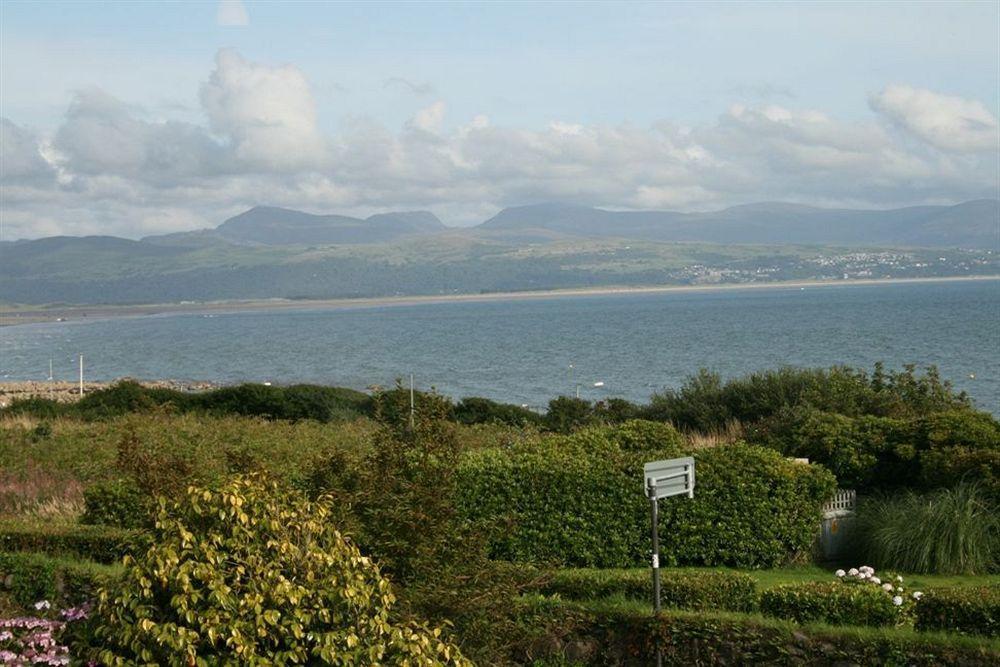 Min Y Gaer Guest House Criccieth Exterior photo