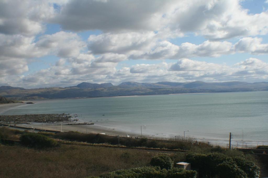 Min Y Gaer Guest House Criccieth Exterior photo